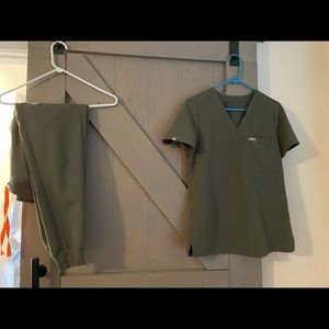 Figs small scrub set
